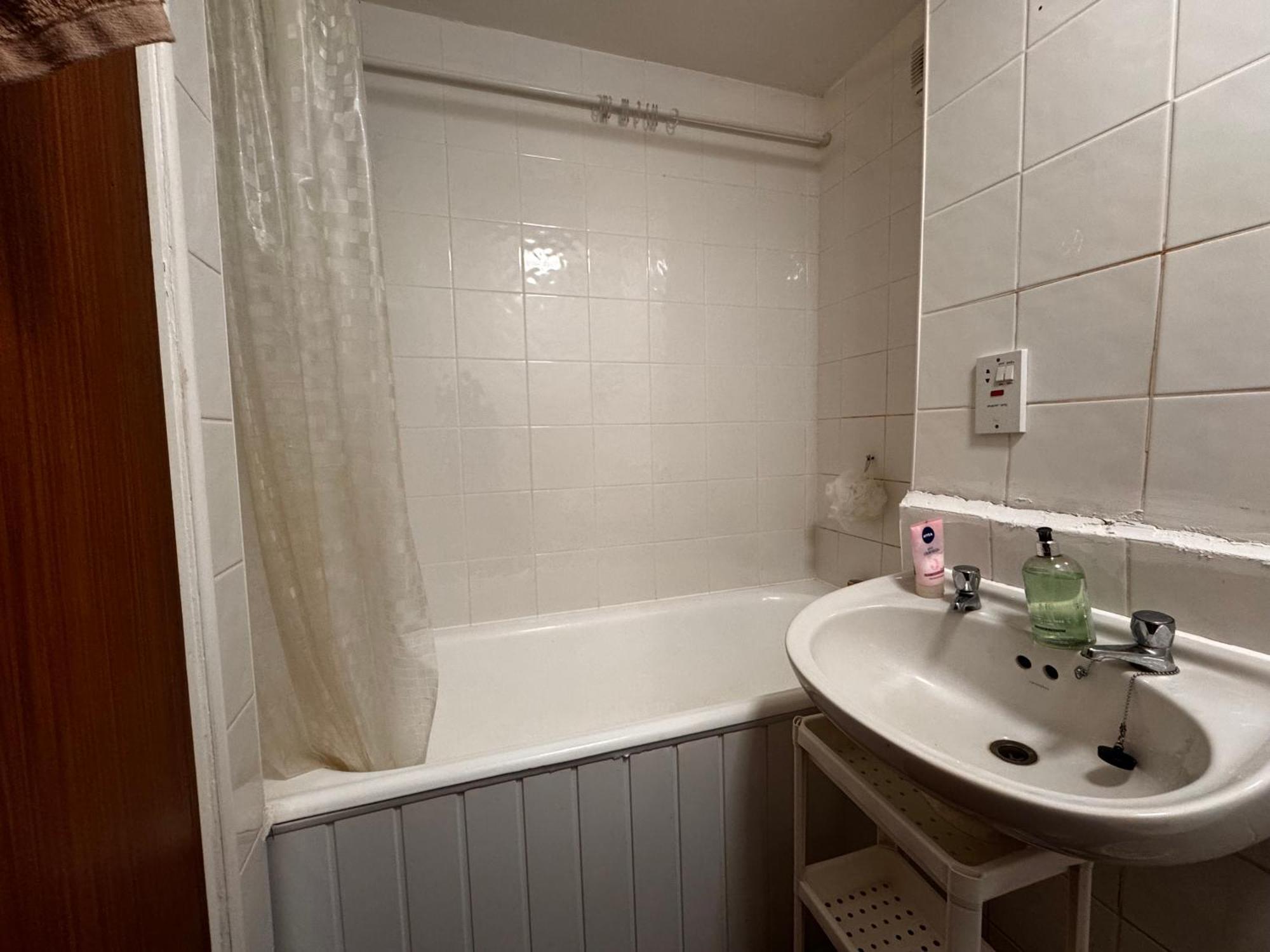 Place Single Bedroom Close To Uni And Shopping Center & Free Parking *